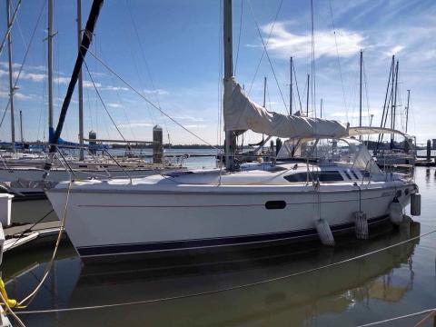 Hunter 376 sailboat tied up at the dock